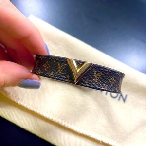 Authentic Louis Vuitton Essential V Bracelet